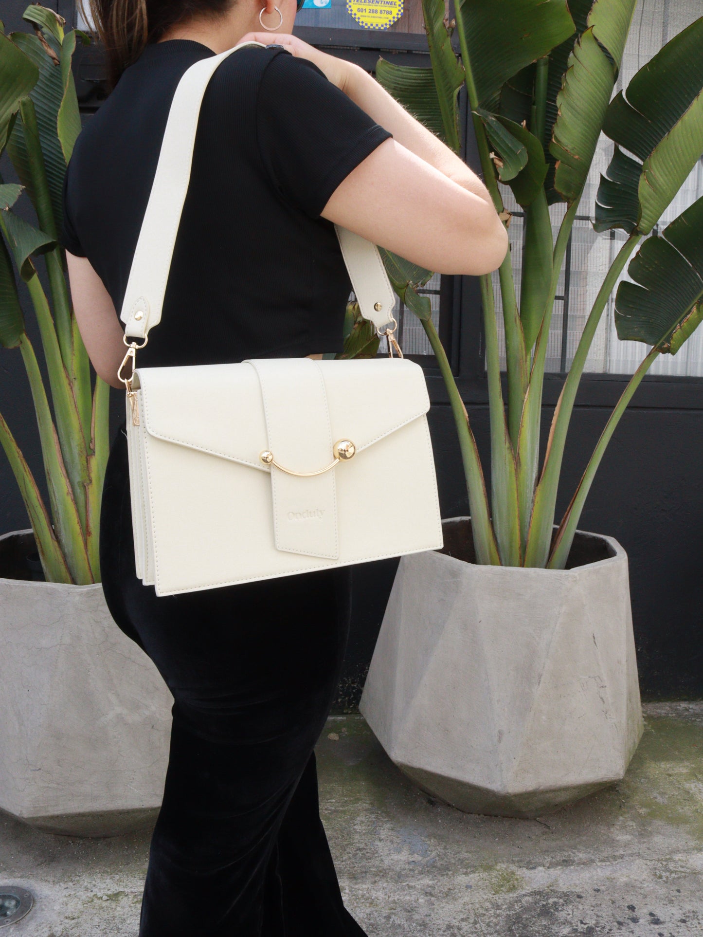 gid://shopify/MediaImage/25707570528326